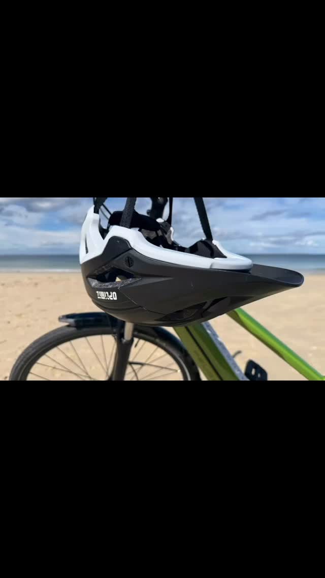 🚨SÉCURITÉ AVANT TOUT 🚨Pourquoi négliger le casque ? Il est si important lors de la pratique du vélo. Il permet de réduire la gravité des chocs ! Alors le casque est inclus lorsque vous louez un vélo chez nous !#casque #belleileenmer #lepalais #veloelectrique #locationvélos #vacancesactives #location #prevention #securite