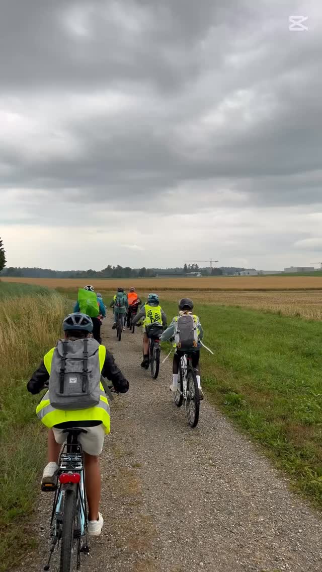 Dienstag Tag 4 👣🏆☔️ Auf der Spur nach der verborgenen Goldquelle:
Mit der gefundenen Schatzkarte der Kannibalen vom Vortag, sind wir mit dem Velo auf eine grosse Schatzsuche um den Schatz zu finden bevor es die Kannibalen tun.
Dabei fuhren wir mit dem Velo bis zum Bodensee und noch weiter. Mit den älteren Kindern sind wir bis nach Kesswil gefahren und mit den jüngeren Kinder nach Bottighofen, wo wir zuerst eine Mittagspause machten um danach gemeinsam den Schatz zu suchen.
Nach der Mittagspause haben wir ganz viel Volleyball, Fussball und Federball miteinander gespielt. Danach haben wir den Schatz gesucht und auch zum Glück gefunden mit der Schatzkarte der Kannibalen.
Nach der erfolgreichen Schatzsuche mussten wir alles wieder nach oben fahren, was sehr… anstrengend war.
Als wir endlich Zuhause ankamen waren wir sehr müde und froh, dass wir dem restlichen Abend gemütlich mit Ateliers abschliessen konnten.
Das Abendessen mit Rösti, Käse, Späck und Spiegelei war super und danken unserem super Küchenteam!