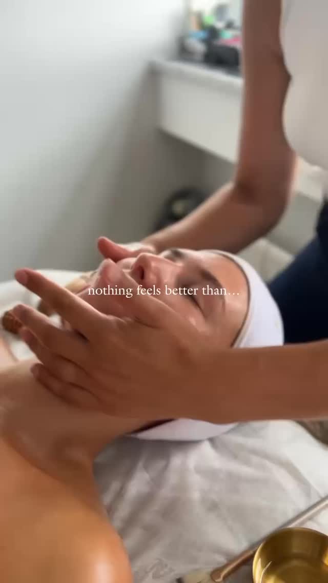 Strahlkraft beginnt im Gesicht.
Mit gezielten Techniken aus der Madero-Therapie, Guasha und manueller Lymphaktivierung fördern wir die Durchblutung, regen den Lymphfluss an und schenken deiner Haut neue Frische.
Sanft – natürlich – wirkungsvoll.
Für ein Gesicht, das nicht nur gepflegt, sondern von innen heraus leuchtet. Team Bodyrituals Madero🤍
#maderotherapie #guasha #facial #beauty #yoga #facemask
#madero #münchen