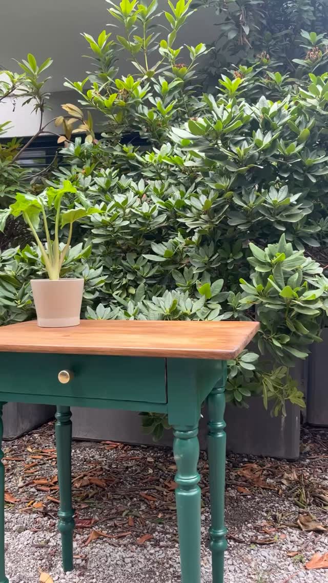 VERKAUFT - Grün geht immer. #londongreen #amsterdamgreen , #moosgrün Fensterladengrün, waldgrün. Edel, beruhigend, klassisch. Dieses alte Bijou mit Goldknopf macht sich gut beim Eingang, als Ablage, bringt Charme ins sterile Bad und Ruhe neben dem Bett. 69 x 47 x 74 cm hoch für CHF 150.- #upcycling #flippedfurniture #grünerleben #nachhaltigwohnen #vintageswitzerland