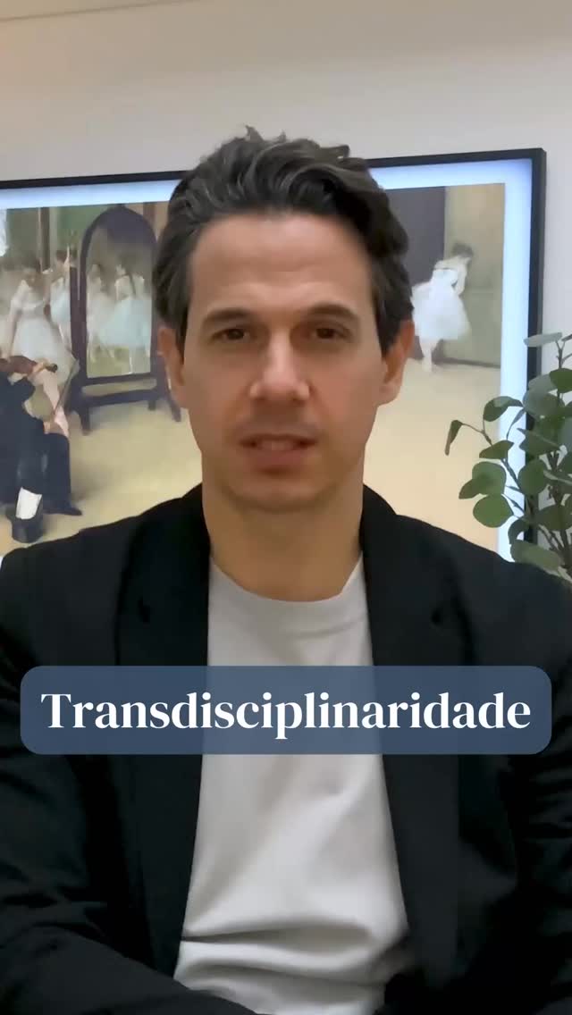 Transdisciplinaridade é mais do que juntar áreas diferentes.
É quando os saberes se atravessam, se transformam e criam novas formas de ver e agir no mundo.
Enquanto o conhecimento disciplinar aprofunda, a transdisciplinaridade amplia. Ela rompe fronteiras, integra arte, ciência, filosofia, tecnologia… e nos ajuda a enxergar o todo e se aproximar do que chamamos de inovação.