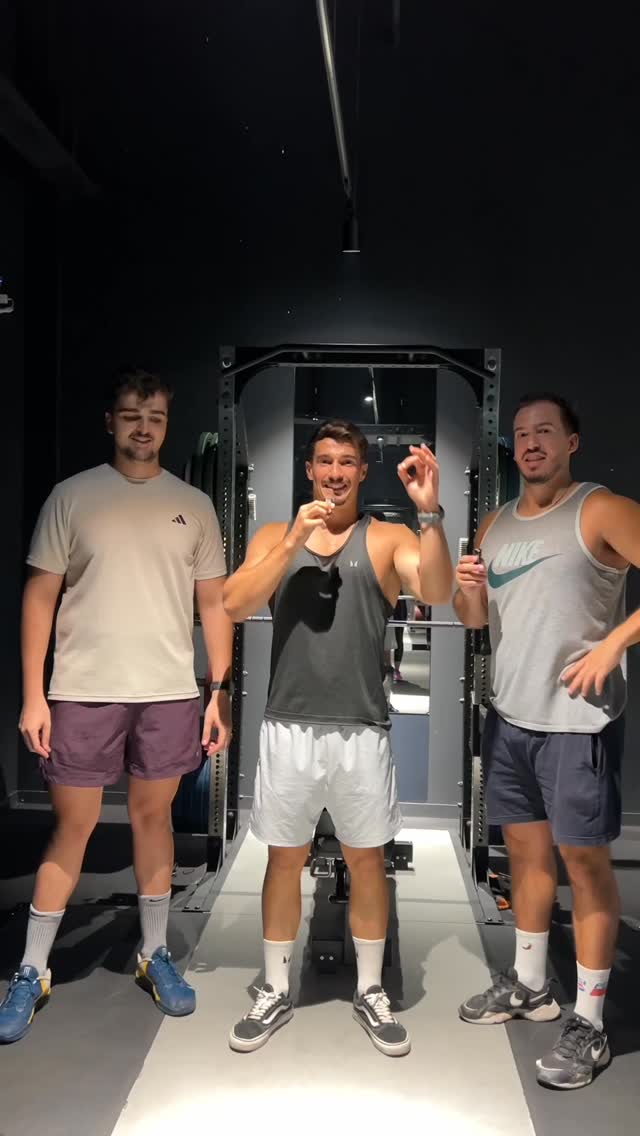 RETO: banca más pesada a 1 rep. 🏋🏽♂️👉🏽 DESAYUNO GRATIS
Muy buen ratito con mis foodies favoritos @elcomilonas y @foo_dingsvq ganándose el desayuno 💪🏽 seguidlos para comer bien en Sevilla y alrededores ;)
¿Crees que nos habrías ganado?
📍 @fitnessparkmetromar