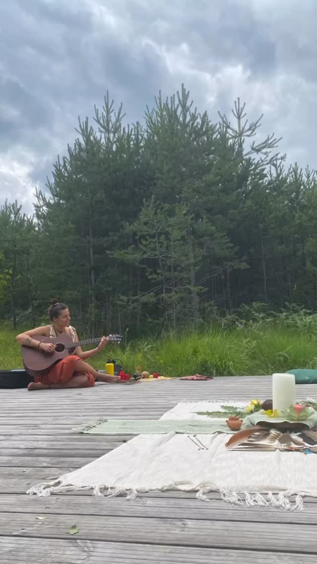 HERZVERBUNDEN
Ein Raum voller tiefe, Klang, Natur, Bewegung, Begegnung und Magie pur 🌿✨
Wir haben geatmet, gefühlt, losgelassen und uns erinnert wie heilsam es ist gemeinsam zu sein. Draußen in der Natur, umgeben von den Geräuschen des Waldes, der beeindruckenden Hohen Munde.
Zusammen die Sterne beobachtet, wie sie nach und nach den Himmel erleuchten, Vogelschwärme beim überqueren des Himmels zugesehen, Wolkenformationen sich formen und wieder verformen sehen.
Mit offenen Herzen - berührenden Momenten und der Kraft der Natur - durften wir eintauchen, in das was uns wirklich verbindet.
✨ von Herzen DANKE an jede Seele die dabei war. Eure Präsenz hat diesen Abend so lebendig gemacht 💃🏼
Und ein ganz besonders tiefes Danke an @steffiejohanna für die Inspiration zu diesem unfassbar schönem Ort & @there.steger für deine Medizin - für euer mitwirken und Weben dieses Kraftvollen Raumes. Danke 🪶
Es war uns eine Ehre diesen Kreis gemeinsam zu halten.
💗 Bis zum nächsten Mal - HERZVERBUNDEN
#herzverbunden #yogaundklang #kakao #pachamama #padrecielo #healingcircle #herzöffnen #soundhealing #vollmondmagie #soulspace #communityvibes❤️