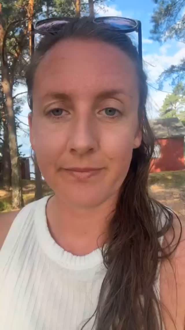 När du börjar träna med fokus på att rörelsen startar i bäckenbotten tillsammans med magen kommer du uppnå både styrka och uthållighet och träningsresultat snabbare.
Som nybliven mamma kan du börja veckor (dagar) efter förlossning men har du missat denna träning från start är det inte för sent, du kan börja resan nu.
Det svåra som jag hjälper dig med är att få till knipet rätt. Det tar olika lång tid för olika personer beroende på tidigare träning, vanor, hållning etc.
När du även börjar inkludera stödet (bäckenbotten och mage) i vardagen är då de magiska börja hända.
Du kommer att känna dig mer stabil och redo för nästa steg på träningen där vi öka belastningen till den träningen du längtar efter eller för att bara vara en stark mamma. Du kommer börja känna dig stark i rörelser och du kommer kunna börja träna med vikter och öka vikter. Träningen gör dig som nybliven mamma piggare och det startar igång endorfiner samtidigt som du ger dig själv egentiden och tar hand om dig själv.
Om du bor på bra avstånd från Gröndal kan du träna med mig från den 21/8 på STC (utan att bli medlem) och 8 veckor framåt, möta andra mammor, ta med ditt barn, få alla pass vi gör för att träna vidare efter kursen. På kursen får du även göra ett ultraljud som ser hur funktionen i bäckenbotten och magen ser ut.
Unik möjlighet att träna i litern exklusiv grupp med max 7 deltagare för att du ska få ut så mycket som möjligt.
Du som ännu inte kommit i kontakt med det här sättet att träna, kommentera CORE och jag skickar dig 3 övningar för att börja träna bäckenbotten och core (corecylindern)
#mammaträning #postpartum #nyblivenmamma #träningnyblivenmamma #träningnyblivnamammor #pt #personligträning #träningeftergraviditet #träningefterförlossning #holistiskhälsa #mammaträninggröndal #mammaträningstockholm