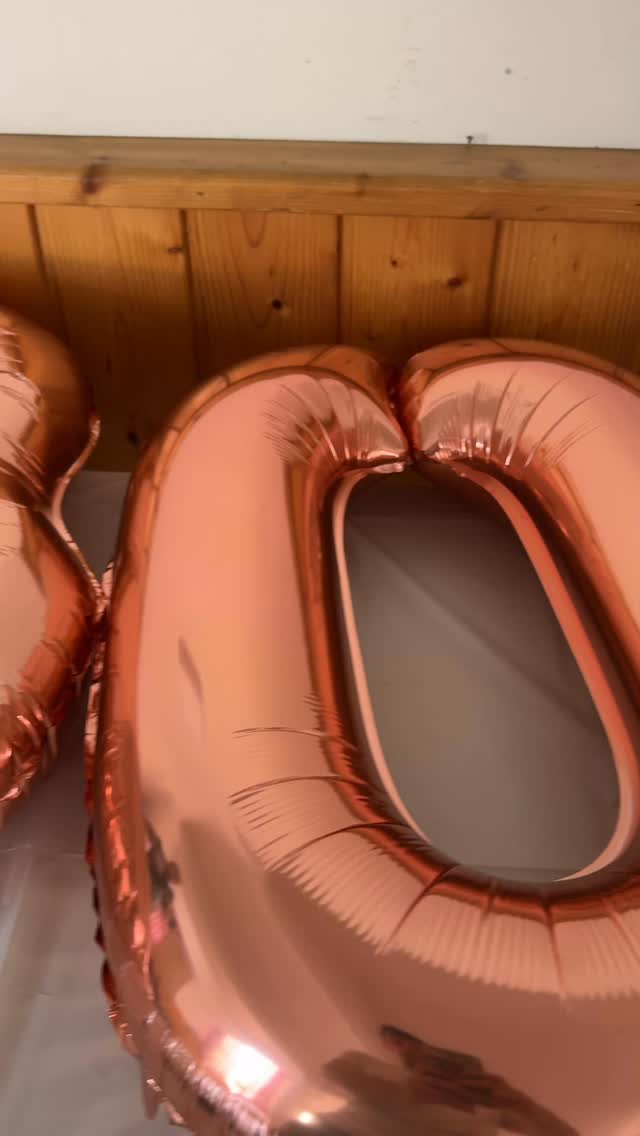 🎉 30. Geburtstag und die Stimmung kocht? Unsere Fotobox bringt den Spaß auf ein neues Level! 📸✨
Ob peinlich, lustig oder glamourös – mit dieser Box wird jeder Schnappschuss zur Erinnerung fürs Leben! 🥳
👉 Besonderheiten der Fotobox:
📸 Sofortdruck – Erinnerungen direkt zum Mitnehmen
🎭 Coole Requisiten – von verrückt bis stilvoll
🌈 Individuelle Filter – passend zum Motto
🪩 LED-Beleuchtung – für das perfekte Licht
📱 Digitale Galerie
💥 Die Fotobox war DAS Highlight der Party – keiner konnte widerstehen!
Markiere jemanden, der sowas für den nächsten Geburtstag braucht! 🎂💃
#30geburtstag #fotoboxfun #GeburtstagHighlight #partyvibes #erinnerungenfürimmer