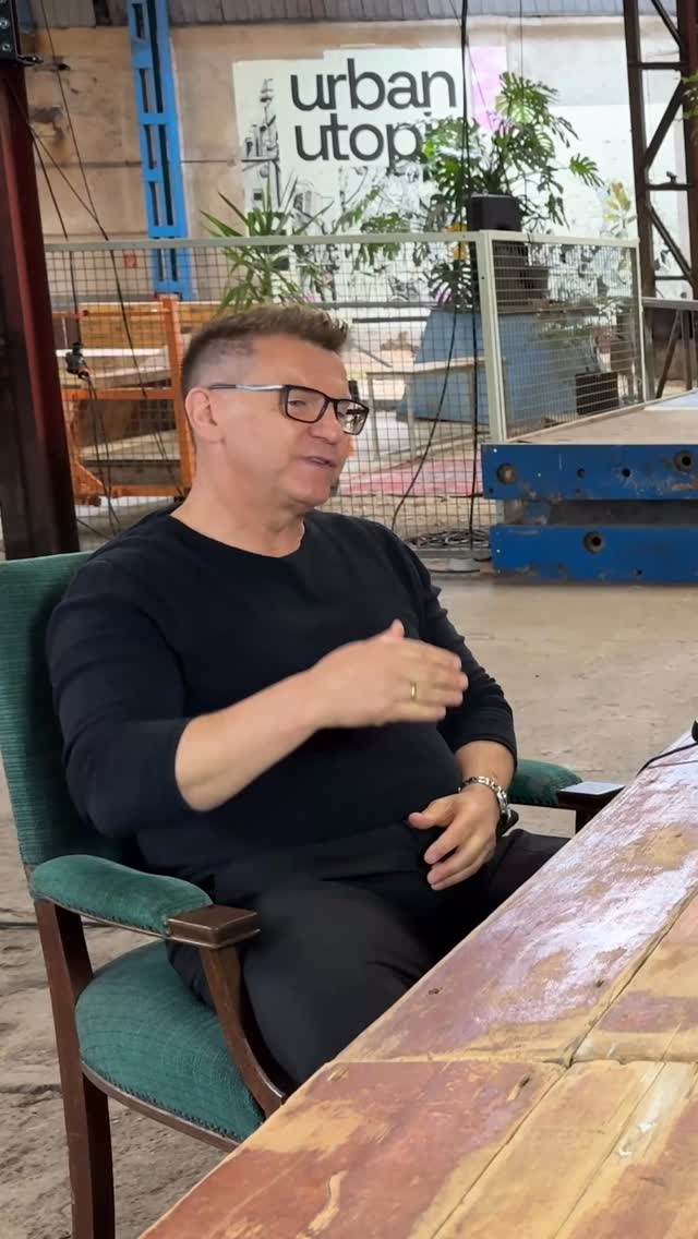 In dieser Folge von SG zukunft spricht Jan Höttges mit Sam Jordan, Geschäftsführer von raumvision by msd immobilien GmbH, im Urban Utopia Solingen. Gemeinsam beleuchten sie Herausforderungen und Chancen der Stadt – von Infrastruktur und Ausgaben bis hin zu konkreten Ideen für die Zukunft.
Sam Jordan bringt seine Erfahrung als Projektentwickler und seine persönliche Verbundenheit mit dem Bergischen Land ein. Ein offenes Gespräch über Probleme, Perspektiven und echte Lösungsansätze für Solingen.🟠 #sgzukunft #solingen #kommunalwahl2025 #podcast #nrw #klingenstadtsolingen #deutschland @urban_utopia_25 @jordansam007 @raumvision.by.msd.immobilien @janhottges