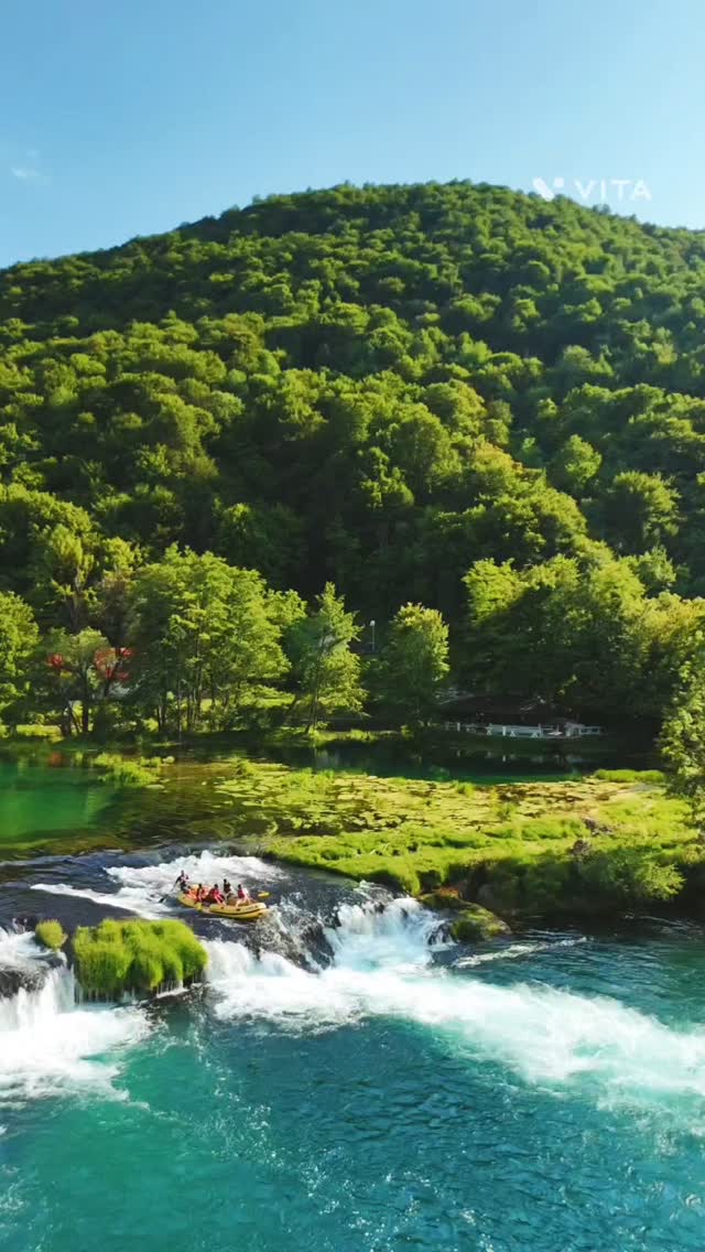 Uživajte u nezaboravnom raftingu i ljepoti rijeke Une. #raftingavantura #rafting #Avantura #unariver #BijeliUnaRafting #visitbihac #TeamBuilding #ljeto2025