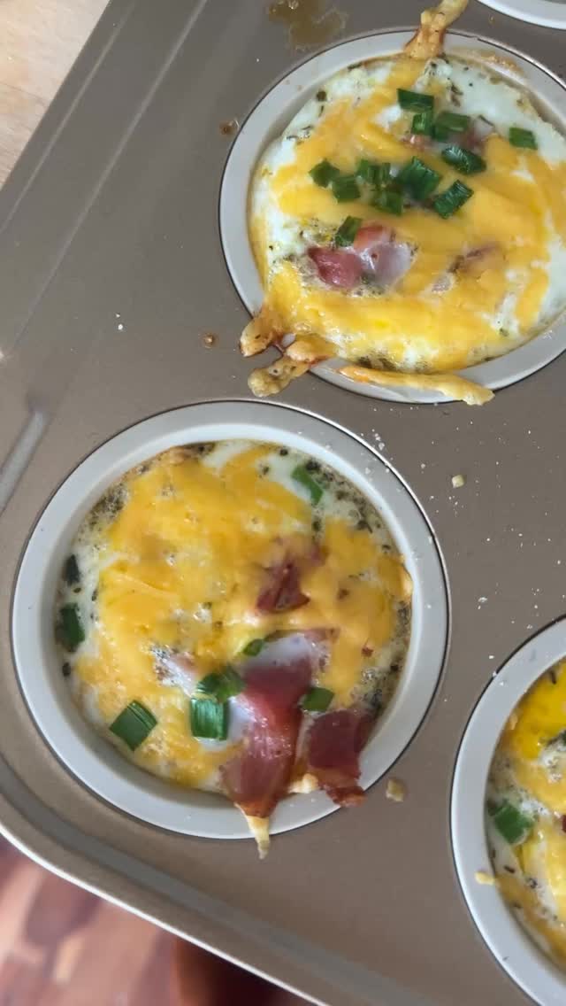Still such a go-to breakfast option — quick, easy, and the kids love it! 🥚🧀🥓 Perfect for meal prep, low-carb living, or busy mornings.
12 large eggs
150 grams chopped bacon or ham
2–3 spring onions, finely sliced
½ green pepper, finely diced
Salt and pepper to taste
70 grams grated cheese (light sprinkle on top of each muffin before baking)
Bake at 180°C for 20 minutes
#LowCarb #KetoBreakfast #DiabeticFriendly #MealPrepIdeas #HealthyEating #GlutenFree #EasyRecipes #HighProtein #SugarFreeLife #CleanEating #QuickMeals #RealFood #FoodPrep #BantingFriendly #LCHF #lowcarblifestyle #type1meals