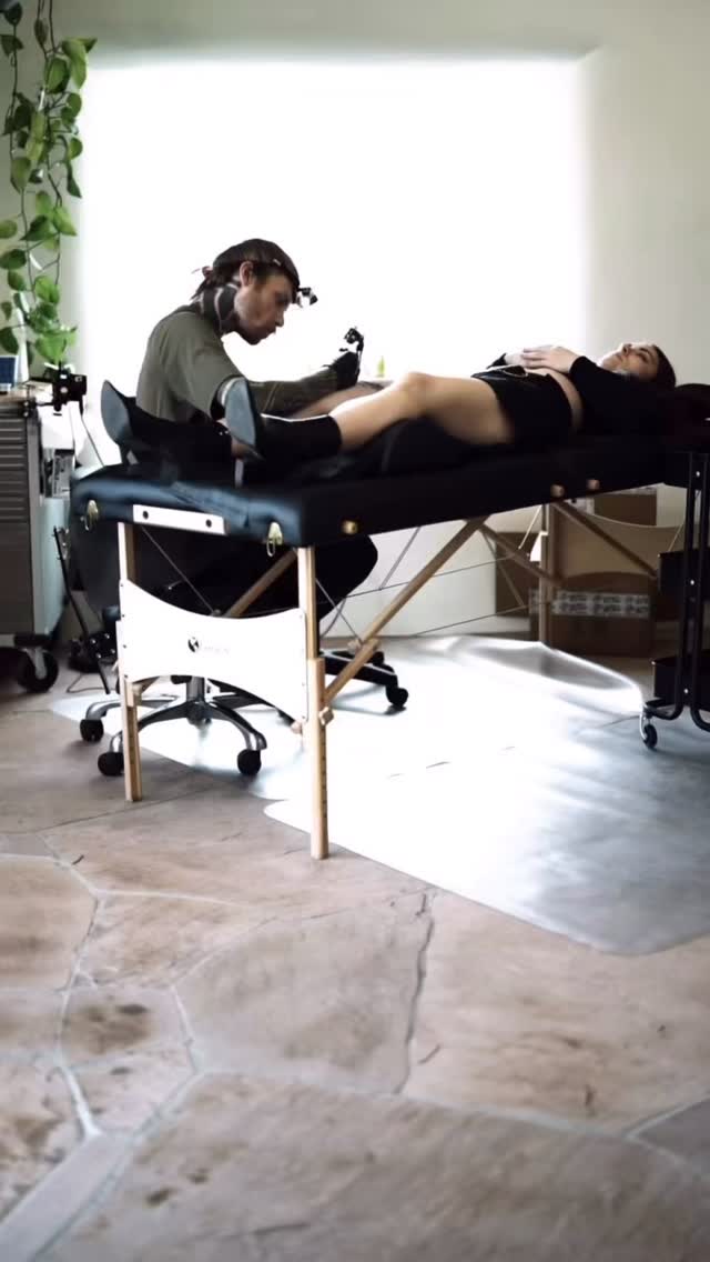 GUEST ARTIST
@jordanlempe working on an awesome leg adornment during his guest spot.
_________________
#tattoo #tattoos #inked #tattooed #geometrictattoo #albuquerquetattoo #denvertattoo #albuquerquetattoo #texastattoo #arizonatattoo #nevadatattoo #blackworktattoo #coloradotattoo #arizonatattoo #californiatattoo