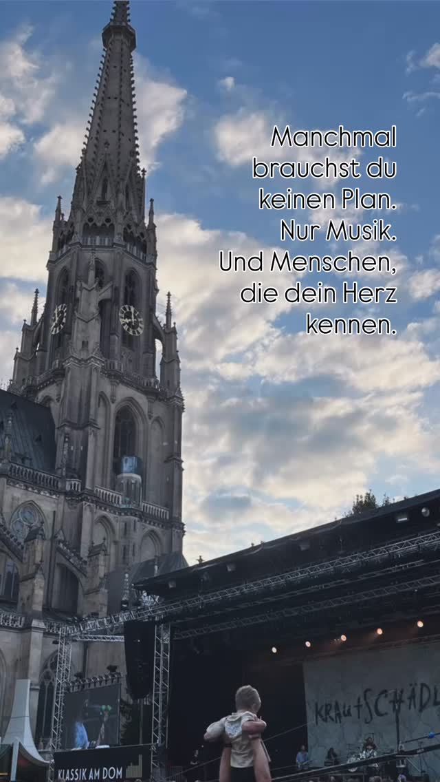 ✨ Manchmal braucht es nicht viel. Nur echte Menschen. Echte Momente. ✨
Ein Konzert, bei dem du alles vergisst.
Ein Abend, der zur Nacht wird und sich nach Freiheit anfühlt.
Ein Gespräch mit deiner besten Freundin, das dich wieder an dich selbst erinnert.
🌙 Diese Abende, an denen du lachst, tanzt, singst –
an denen du vergisst, zu funktionieren –
das sind die Momente, in denen du dich erinnerst,
wer du wirklich bist.
Jenseits von Erwartungen. Jenseits von Rollen.
💫 Manchmal liegt die Antwort nicht im nächsten Buch, im ständigen Nachdenken oder im Streben nach mehr.
Sondern in einem Abend voller Musik.
In einem Blick voller Verständnis.
In einem Augenblick voller Leben.
Und genau darum geht es auch in meinem Coaching & Retreat:
Nicht jemand anderes werden.
Sondern dich wieder erinnern, wer du bist.
In deiner Reinheit. In deiner Kraft. In deiner Freiheit.
Wenn du spürst, dass du genau da wieder hinwillst –
komm mit mir auf die Reise:
→ Unbound Coaching
→ Retreat “Ich. Frei.”
Du musst nicht kämpfen, um du selbst zu sein.
Du darfst tanzen. Fühlen. Sein. 🌸
Sometimes all it takes is a night like this.
Musik. Lachen. Menschen, die dich fühlen.
Und du erinnerst dich: Ich bin mehr als mein Alltag.
Frei von Masken. Frei von Erwartungen. Frei für DICH.
@miriam.mindsetcoach
💫 Du bist nie zu weit weg von dir – du brauchst nur den richtigen Moment.
#unboundcoaching #ichfrei #retreatliebe #selbstfindung #persönlichkeitsentwicklung #echtsein #authentischleben #zeitfürmich #konzertliebe #qualitytime #soulconnection #mindsetmagic #coaching #mindset #freiheitfühlen #innereruhe #achtsamkeit #lebensfreude #unboundwoman #herzensweg