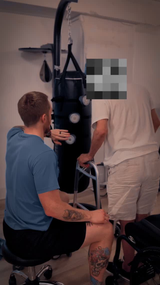 Training standing balance & upper extremity coordination using @blazepod + boxing bag! Making therapy fun & novel promotes #neuroplasticity and… well, fun! 🥊
. . .
#spinalcordinjury #spinalcordinjuryrecovery #neurorehab #boxing #blazepod