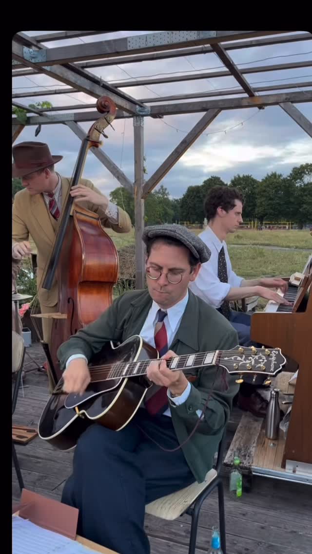 Soloing on My Blue Heaven. The Big Five at Stadtacker Berlin.
#thebigfiveberlin #berlinhop #stadtacker #tempelhoferfeld #slapdoublebass #swingdance #doublebass #1930s #vintagefashion, #slapbass #gutstrings #music #basssolo #bass #jazz #dance