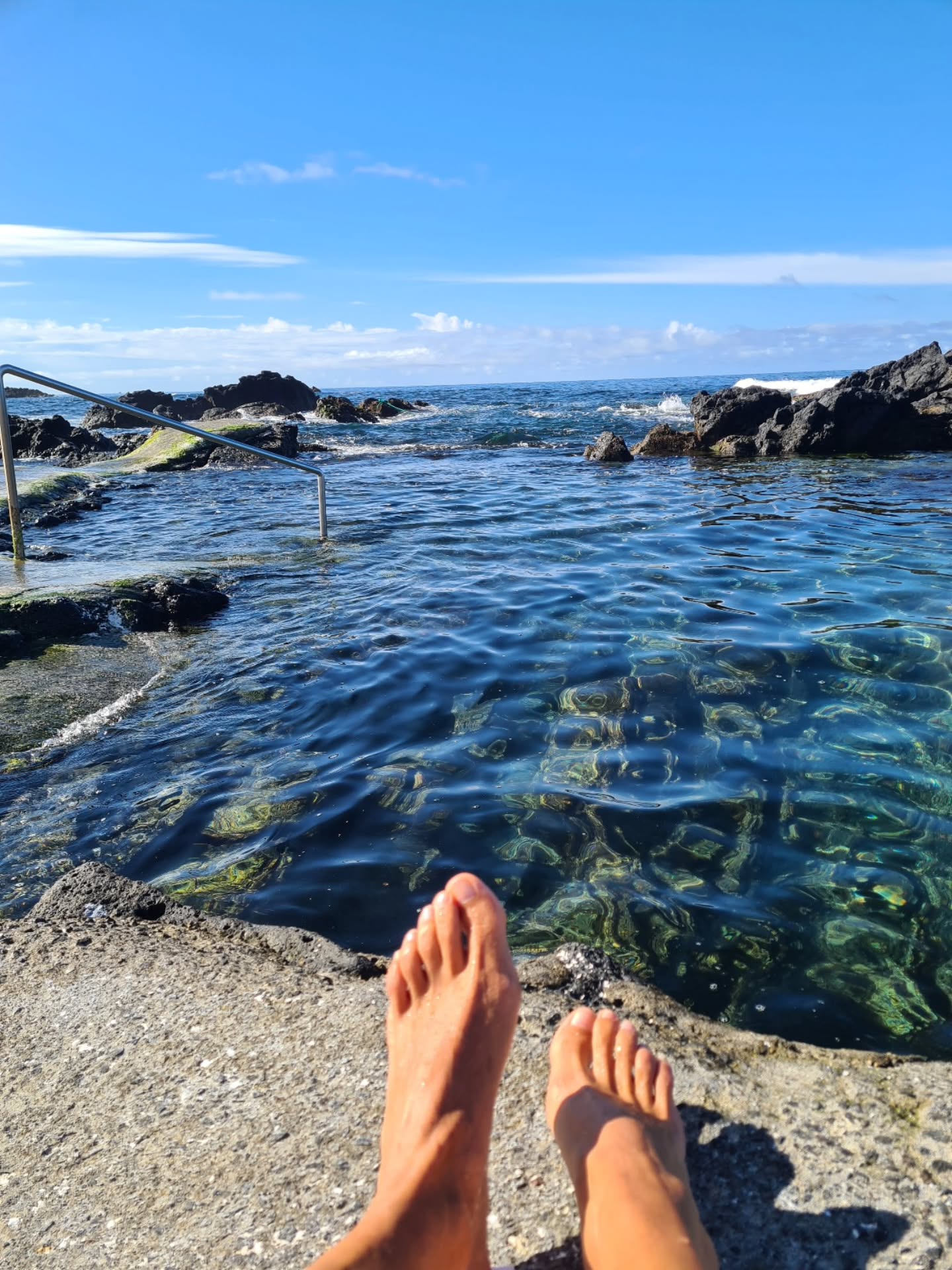 Quem é o mestre nesta foto?
Todos precisamos de ferramentas e estratégias que nos ajudem a manter o nosso equilíbrio.
A natureza é mestre nesse processo.
Ela oferece o cenário perfeito para desacelerarmos, recarregarmos energias e reencontrarmos o equilíbrio que muitas vezes se perde na correria do dia-a-dia.
Os meus momentos favoritos da semana, e os que mais tranquilidade me trazem, são os banhos do mar.
E o teu sítio favorito na natureza, qual é?
we are nature🌿
We all need tools and strategies to help us maintain our balance in everyday life.
Nature is a true master at this.
It offers the perfect setting to slow down, recharge, and rediscover the balance we so often lose in the rush of daily life.
My favorite moments of the week — and the ones that bring me the most peace — are my sea swims.
And you? What's your favorite place in nature?
#natureistherapy #livebytheocean #tranquility #balance