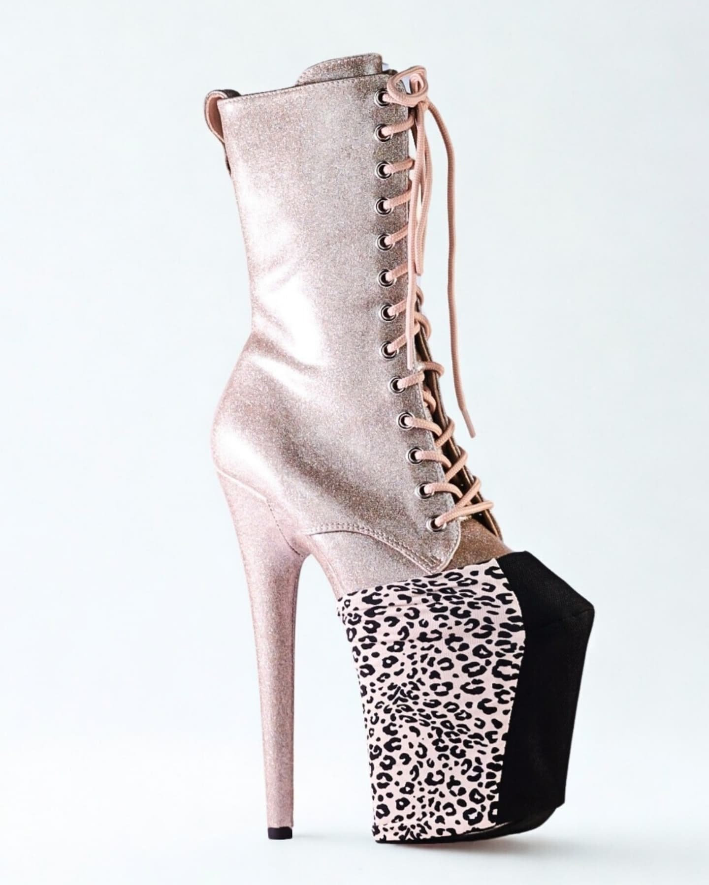 Ochraniacze na platformę - must have każdej miłośniczki exo! 👯🏻♀️
Nasz model nie tylko zabezpiecza buty przed zniszczeniem, ale również może stać się ciekawym dodatkiem do tanecznej stylówki ❤️🔥
Ale pytanie brzmi.. Który team jest Twój? 👠