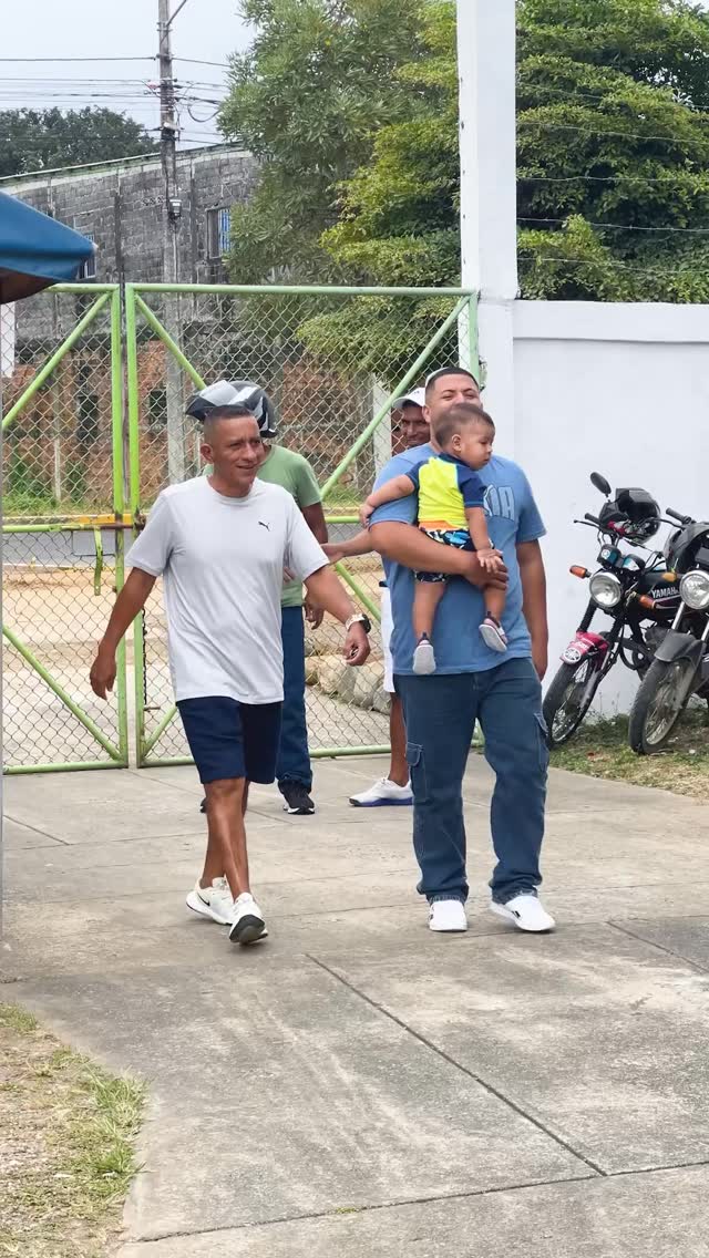 🎓✨ Capacitación que transforma vidas
El pasado sábado, trabajadores agrícolas y sus familias recibieron su certificación en ofimática, gracias a un esfuerzo conjunto entre FENACLE y el Clúster Bananero y Platanero del Ecuador.
📍Desde Babahoyo, en un emotivo evento con la presencia de la ministra de Trabajo Ivonne Núñez, celebramos la entrega de certificados y la posesión de la nueva directiva del Comité de Empresa de Megabanana S.A.
💻 Más de 40 horas de formación para impulsar la inclusión digital, fortalecer derechos y abrir nuevas oportunidades para quienes son el corazón del sector.
#AEBE #FENACLE #ClústerBananero #Capacitación #Ofimática #BananoDelEcuador #TransformandoVidas