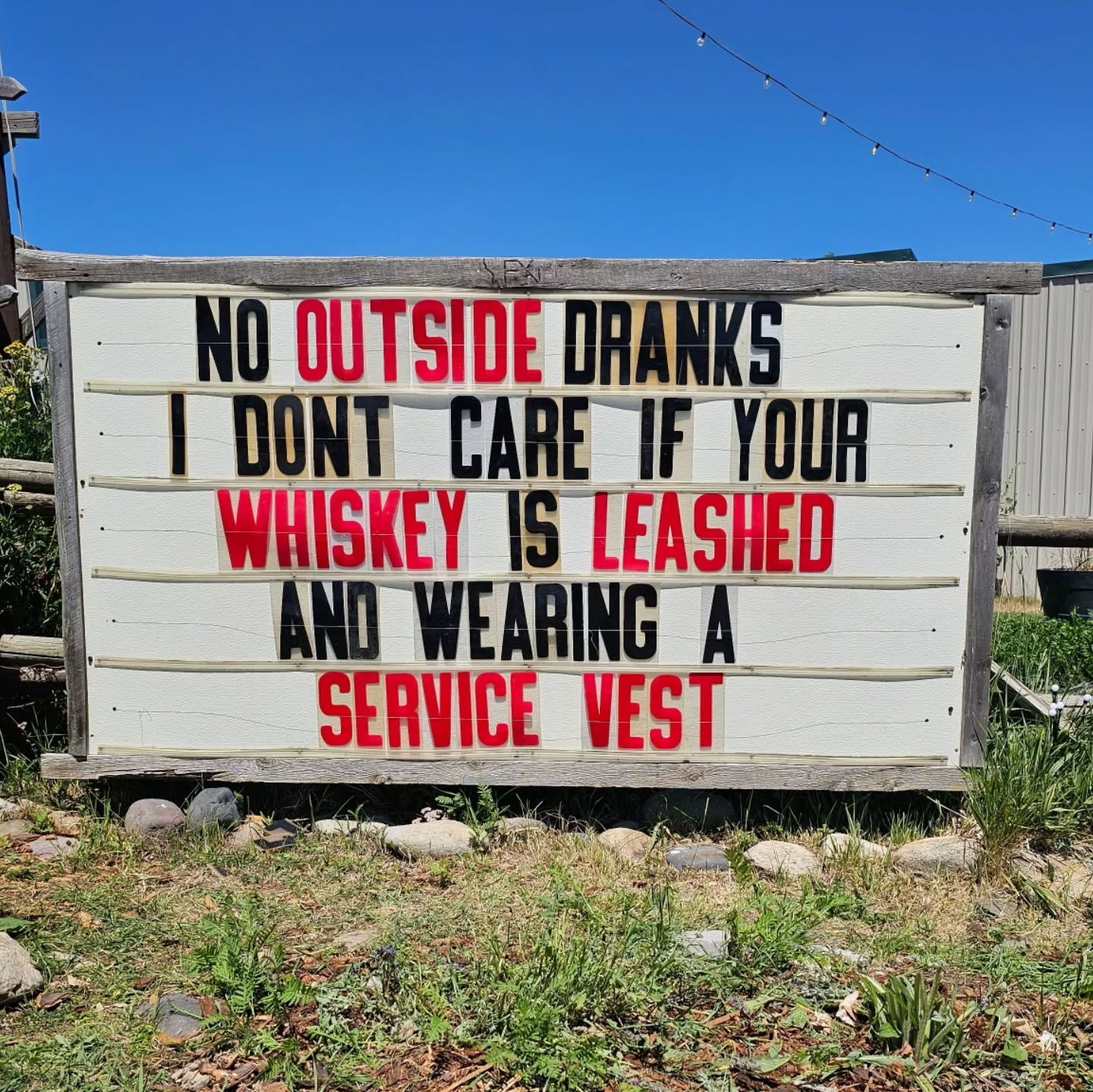 I mean.. maybe if you can make it sit or shake or even roll over on command we might let an outside likka drank on the porch. Buuut.. lets be real, if you can teach that to a little plastic cup, bottle, or flask, your name is prolly David Blane and your bbq supper is on me.
🥃
Open Thur-Mon 11:30-8:00
🍸
#whiskey #bbq #sign #barbecue #montana