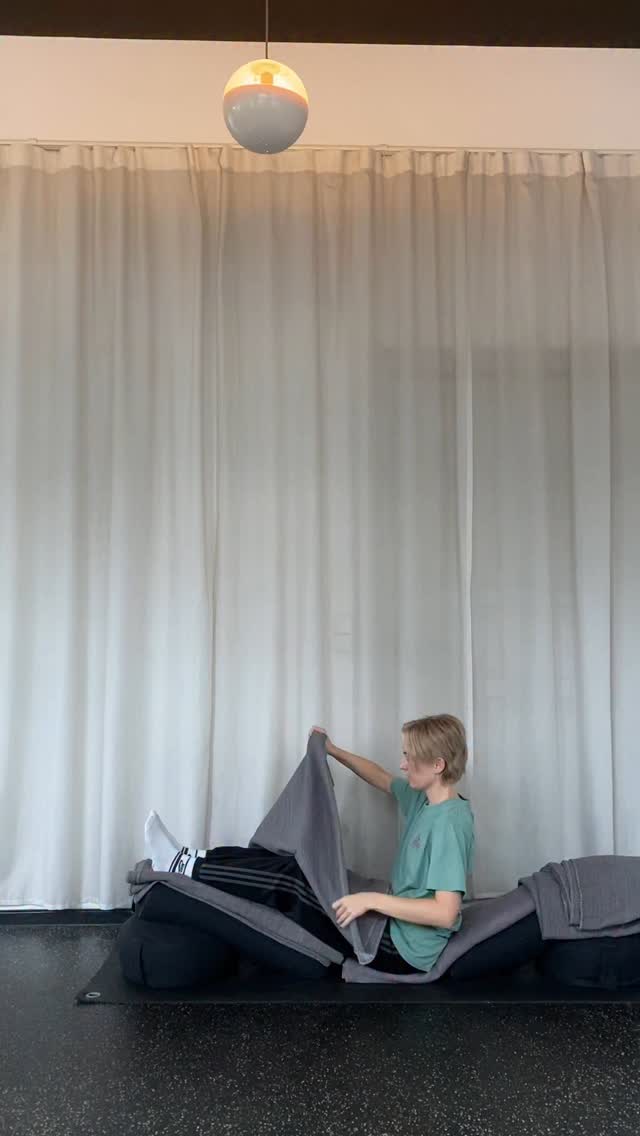 🌀 supported navasana 🌀
Klassischerweise übt man die Haltung zwischen zwei Stühlen.
Da die meisten Studios (leider 🥹) keine Yoga Stühle haben, ist das eine etwas zugänglicher Variante. Du brauchst
⭐️ Zwei Bolster
⭐️ Zwei Meditationskissen oder Blöcke
⭐️ Vier dicke Decken
Wichtig ist, dass die Beine durch die Decke gut gehalten werden.
Die Arme sollten so eingewickelt werde, dass die Ellbogen etwas niedriger liegen als die Hände.
Wenn du mehr über Restorative Yoga und den Einsatz von Blöcken, Decken, Gurte und Blöcken lernen möchtest dann schau dir meine Restorative Yoga Weiterbildung in Berlin an!
📅📅📅
14.11.25 - 16.11.25
@yoga.ist.lea.yoga
Berlin
Early bird bis 31. Juli 🙏🏻
Anmeldung über den Link in der Bio :)
#restorativeyoga#restorativeyogateacher#restorativeyogateachertraining