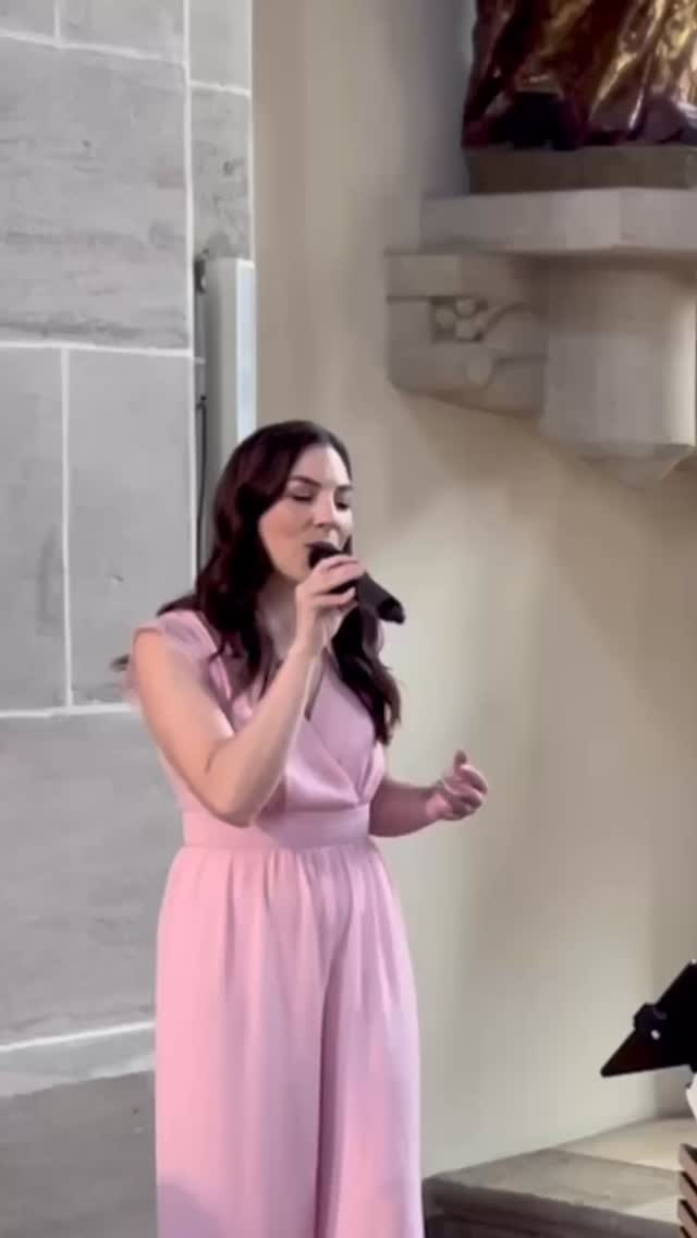 Songs of the Day – Theresa & Daniel | 12.07. 
Fünf musikalische Stationen für eine unvergessliche kirchliche Trauung:
🎶 You are the reason – zum Einzug
🎶 If I ain’t got you – nach der Predigt
🎶 Ein Teil von meinem Herzen – vor dem Ja-Wort
🎶 Auf uns – nach dem Ja-Wort
🎶 Oh happy day – zum Auszug
Diese Kombination hat perfekt zu Teresa & Daniel gepasst – vielleicht ist auch für euch etwas dabei?
👉 Speichert euch das Reel, wenn ihr gerade auf Song-Suche seid.
👉 Mehr musikalische Inspiration gibt’s regelmäßig hier unter #songsoftheday.
Die Aufnahmen sind vom Soundcheck, deshalb darf ich meinen Dani so anhimmeln. Beim Auftritt halten wir uns damit natürlich zurück 😂 #kirchlichetrauung #hochzeitsmusik #livegesang #trauungmitmusik #rebeccasammet #duohochzeit #weddingmusic #sängerinkirche #youarethereason #aufuns #ohhappyday