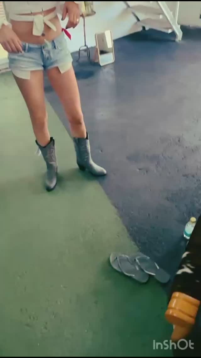 #FUNFACT Während andere auf Mallorca Sonnencreme horten, geht @tseven90 auf Cowboy - Stiefel - Jagd! JA, richtig gelesen, jedes Jahr ein nees Paar. Mittlerweile hat sie 9 im Kleiderschrank. Mallorca Feelings mit einem Hauch Wild West!
@tonymoraofficial #micarmedia #musik #cowboy #boots #mode #cowboyboots #urlaub #holiday #urlaubfürdieseele
Keine Werbung, liebe zum Schuh