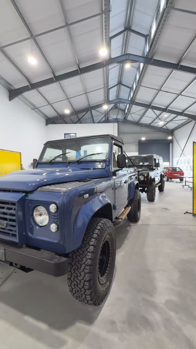 These beautiful Land Rover Defenders are in for some minor repairs, touch-ups, and polishing. Follow along for the journey! 💪🏽.
EA Auto Crafts X Stone Tribe 🔥