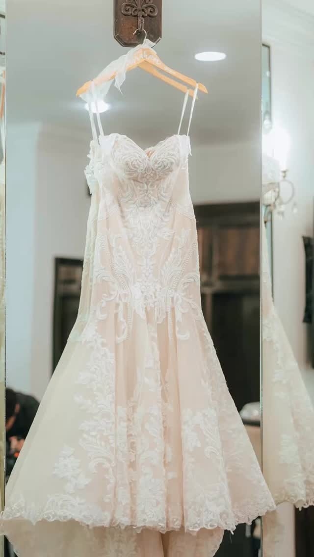 This kind of love lasts forever… and she wore it well! 💍 Congratulations to our bride Persi! #EverlastingLove #bridalbliss #martinaliana
Dress from our @Martinaliana collection.