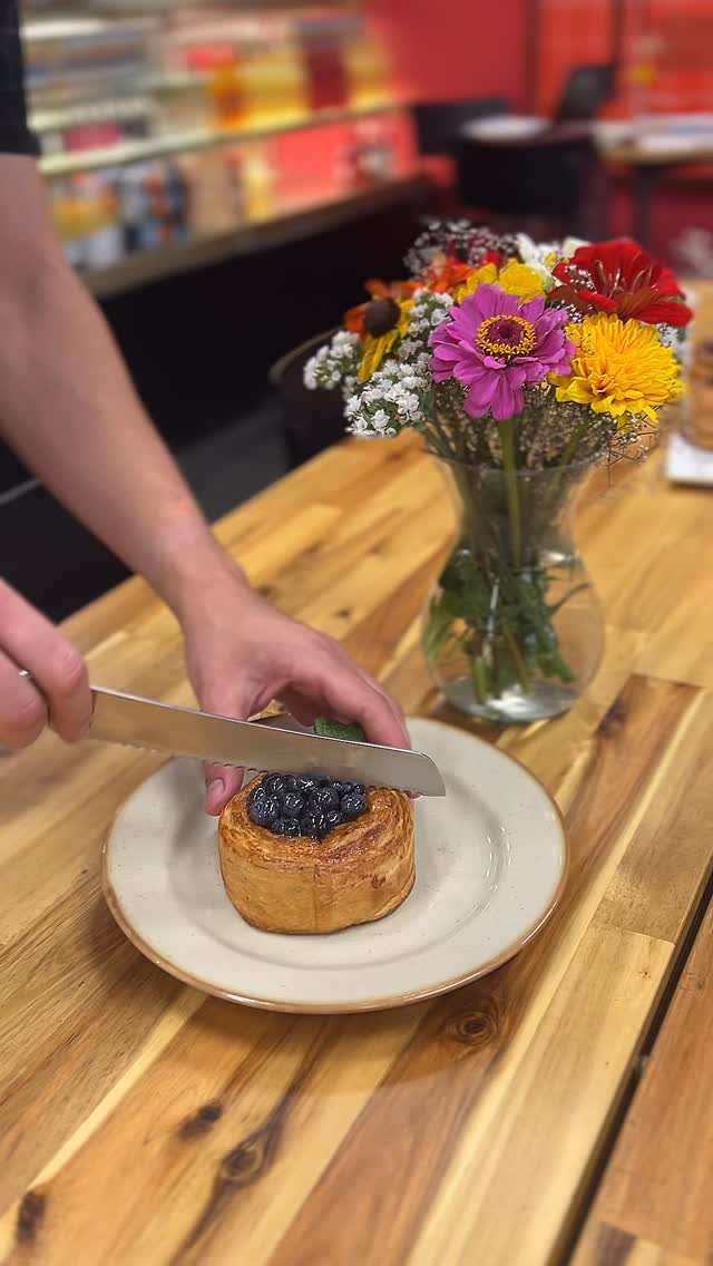 Áfonya-feketeribizli-vanília kosárka, holnap még lecsaphatsz rá! Jövő héten más péksüti különlegességekkel készülünk! #emmarozs #frenchbakery #sourdoughbakery