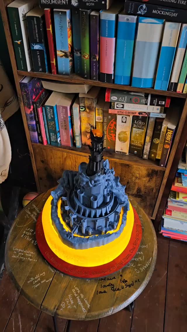 Enter Mordor⌠from your living room.
Our Barad-DĂťr Lamp (50 cm Ă 37 cm) perches atop the One Ring, surrounded by red-velvet splendor. A USB-powered COB light strip brings the Dark Tower to life, and this exact piece is uniqueâonce itâs gone, itâs gone.
đ Crafted by Bee Kind Reimagined in Wirral
đŠ DM us to make it yours
â
#LordOfTheRings #BaradDur #EpicLighting #OneRingToRuleThemAll #LOTRfans #3DPrinting #Collectible #BeeKindReimagined