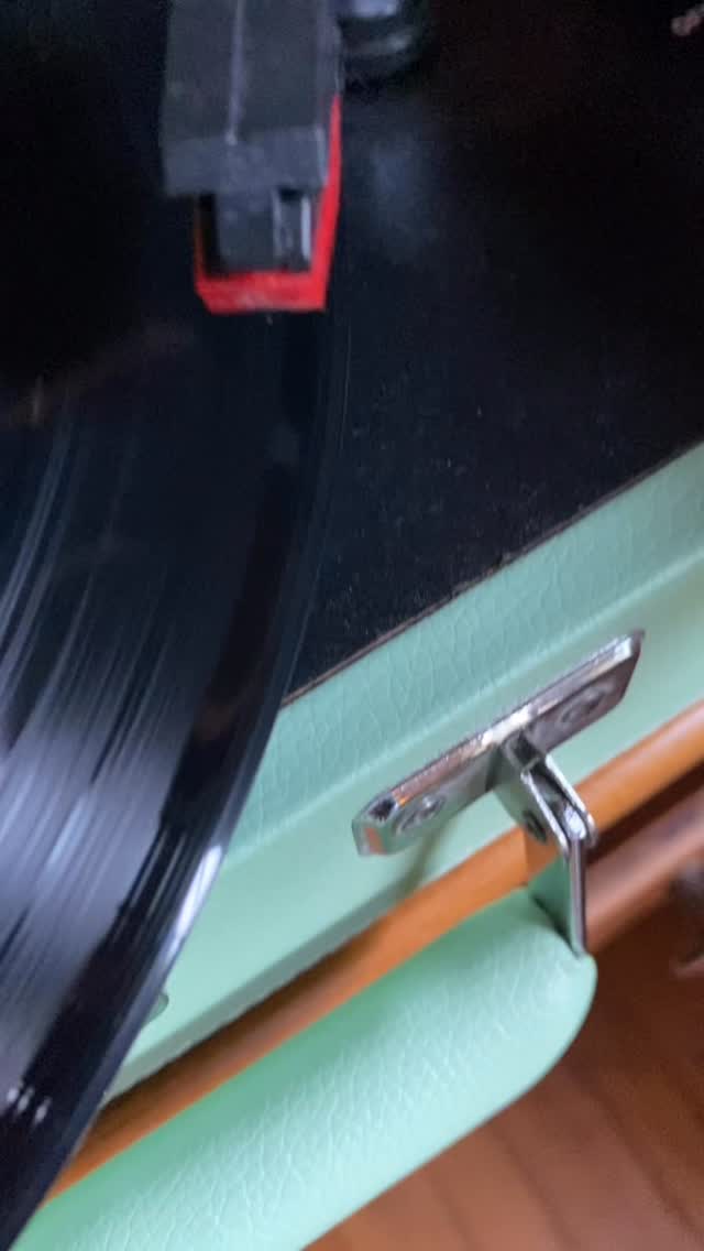 1970s edition of the original Star Wars soundtrack. Coolest buy recently.
Trying to listen to it and see how damaged it is. Came with a few scratches
#vinyl #starwars #soundtrack #johnwilliams