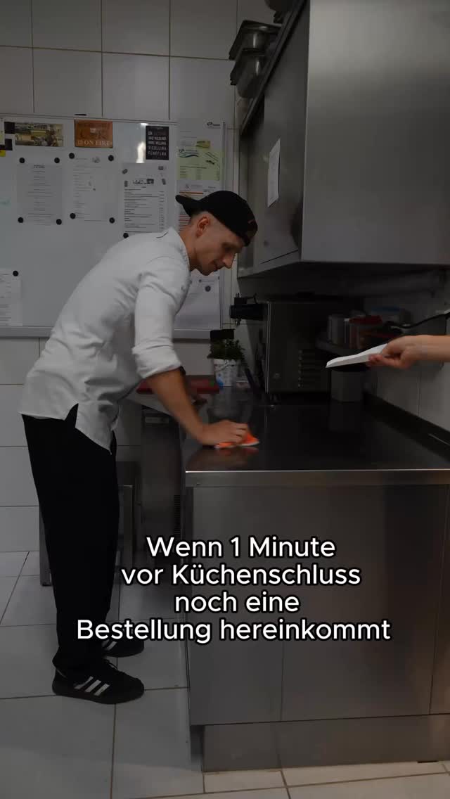 Wenn der letzte Bon kurz vor Küchenschluss hereinkommt... 👨🏼🍳 Kein Problem - Moritz nimmt's mit Humor 🕺🏼🪩
#strasserhof #küchendisco #spaß #mankennts #koch #gastro #wirtshaus #kamptal
