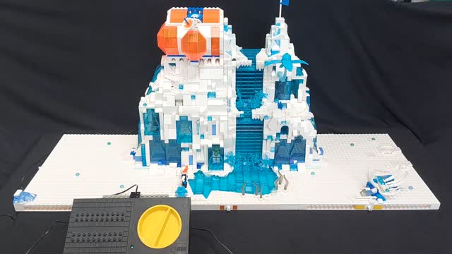 Motorised waterfall all done and with plenty of time for the next show.
Happy with the main 32x32 module, but the sides will be updated once I get more parts. This ate my spare peices bin.
#lego #afol #legoclassic #legocommunity #legospace #legosystem #iceplanet #legoland #legocity #moc #wip #legomoc