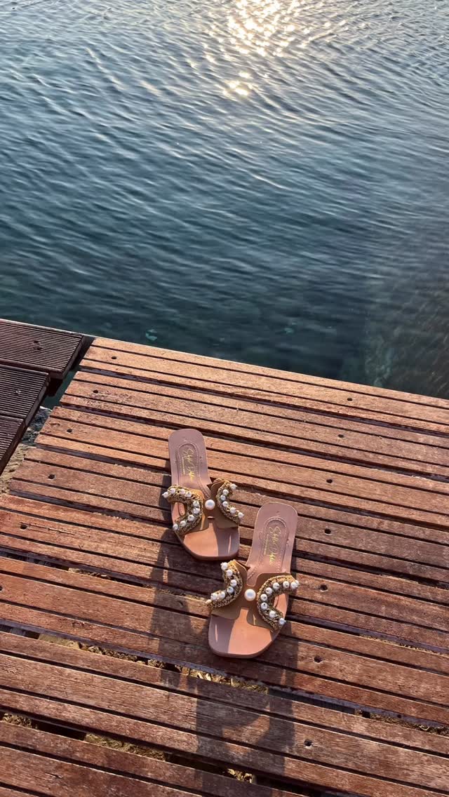 Whispers of the sea and golden dreams…
This is how summer love feels 🌊💫
Just add Sibylla sandals & a sunset. 🌅🧜♀️#sibylladelphica
#LuxurySandals
#BohoChicStyle
#BarefootLuxury
#BeachGoddess
#SeasideEscape
#GoldenHourGlow
#ResortVibes
#GreekSummerStyle
#VacationEssentials
#SunsetMood
#BohemianElegance
#SlowLuxury
#ChicGetaway
#HandmadeInGreece