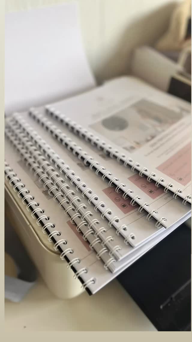 Das war wieder so ein schönes Reiki Wochenende. So viel Liebe, Energie, Tränen und leckeres Essen ;)
Gemeinsam mit 6 wundervollen Frauen sind wir durch viele neue Erkenntnisse und durch neues Wissen gegangen. Ihr habt Euch ausprobiert und gewagt, etwas neues zu erlernen und vor allem Euch zu erinnern, an Eure Ureigene Kraft und das es noch mehr gibt, als das, was man uns glauben lassen hat.
Ich bin super stolz auf Euch, da ihr so mutig gewesen seid für Euch diesen Schritt zu gehen- egal wie WEIT (innerlich wie äußerlich) der Weg zu mir war. Ihr habt es alle gemeistert und seid für Euch eingestanden.
Jeder geht seinen Weg in seinem Tempo und das ist gut so.
Gleichzeitig seid ihr jetzt schon Vorbilder für alle Anderen, die noch am zweifeln sind, ob der Moment für die Selbstermächtigung schon gekommen ist.
Lasst Euer Licht strahlen ☀️✨💫
Ich freue mich Euch beim Übungstreffen, beim Reiki 2 oder in einer Einzel- Sitzung oder oder wiederzusehen 😘
#thankful #selbstheilung #energiearbeit #reiki #kinesiologie #reikilehrer #reikimeister #energetik #healing #gesundheit #hypnose #bewusstsein #transformation #veränderung #selbstliebe