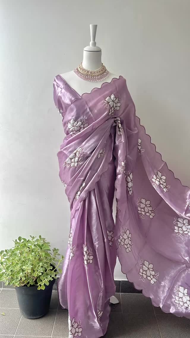 Lavender dream sari 💜✨ Broderies florales, tissu léger et brillant — 29€. Pièce unique, stock limité ! Pour commander, DM sur Insta.
#Saree#sari#indiandresses#tenueindienne#desigirl#desioutfit