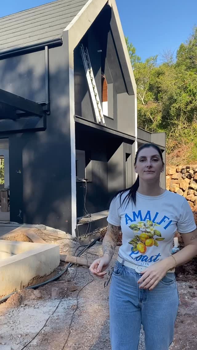 Acompanhar o andamento da obra significa estar por dentro dos prazos, conferir orçamentos, orientar a equipe e garantir que tudo siga conforme o planejado.
Com um olhar técnico e estratégico, ajudamos a manter a organização, evitar desperdícios e tomar decisões mais assertivas ao longo do processo.
Confere aí um pouco dessa rotina na prática! 👷♀️📋
Nos próximos dias estaremos movimentando um pouco mais o feed com mais informações sobre a obra.
#AdministraçãoDeObra #AcompanhamentoDeObra #ArquiteturaNaPrática #ObraOrganizada #GestãoDeObra #OrçamentoDeObra #ArquitetaNaObra #ArquiteturaContemporânea #ObraReal