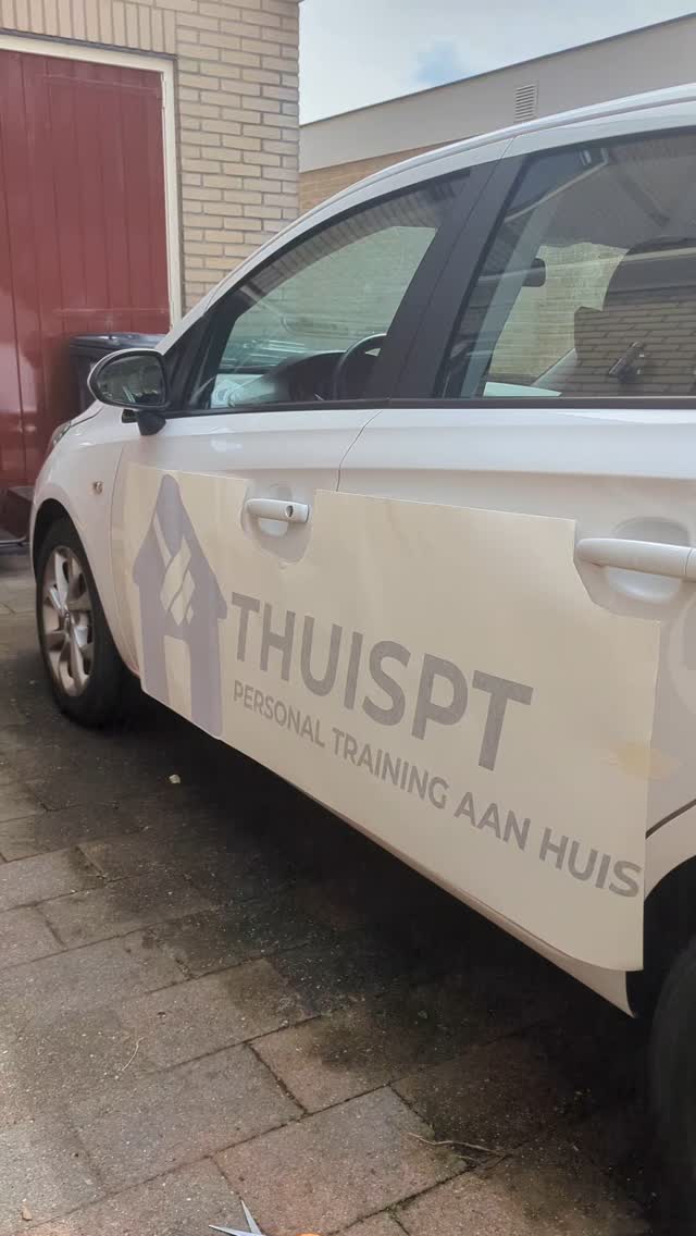 Vandaag heb ik de sticker op mijn auto geplakt voor mijn business THUISPT personal training aan huis