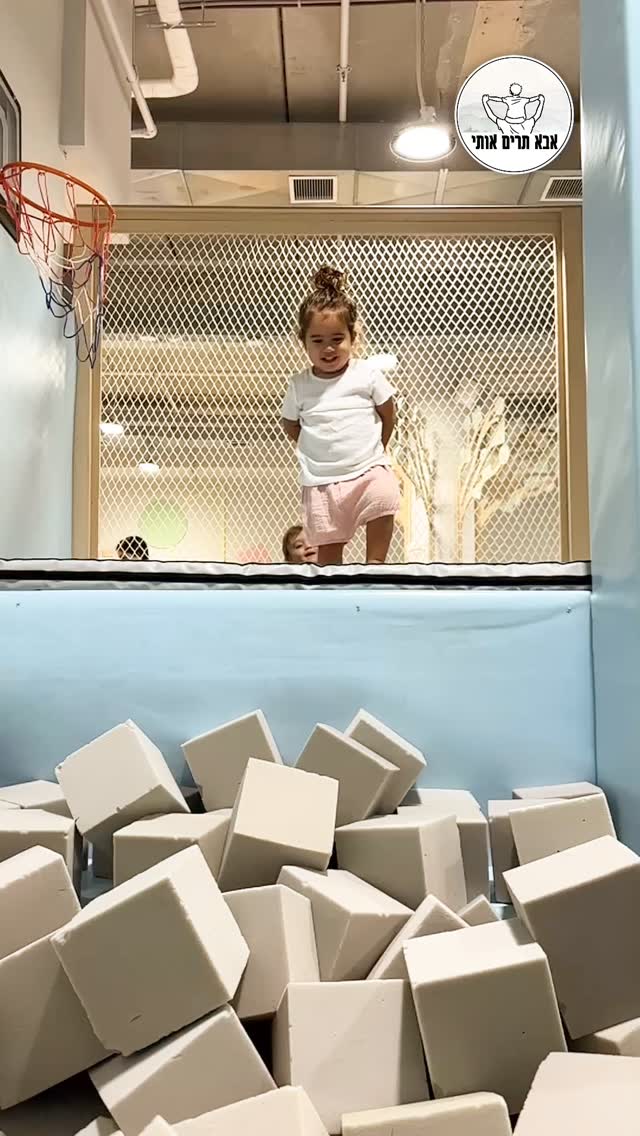  ילדה כמעט בת שנתיים
חווה חווית מסוגלות ואמונה בעצמה
וקופצת קפיצה שמשאירה את יתר ההורים בג׳ימבורי בהלם!
איך זה קשור ללידה שלה?
מאז הלידה אנחנו מיישמים את
שלושת יסודות השיטה ׳אבא תרים אותי׳
👈🏻עוגן- להיות נוכח בקשר עין, במגע במילים
👈🏻תפריט- לתת אפשרויות בחירה ולא לבחור עבורה
👈🏻מקפצה- ליצור הזדמנויות להתנסות ולוות את ההתנסות בשמחה וגאווה
מאז היא חווה מסוגלות גדולה בדברים הקטנים
ובדברים הגדולים כמו קפיצה כזו.
רוצים לשמוע על זה עוד?
יסודות אלה נלמדים גם בקורס הכנה לאבהות שמתחיל ב30/7 במרכז מאור כפר סבא
לפרטים נוספים בתגובה 👇
#אבאתריםאותי #אבאשלילד#הורות #חינוך #אבהותמשמעותית #קורסהכנהלאבהות