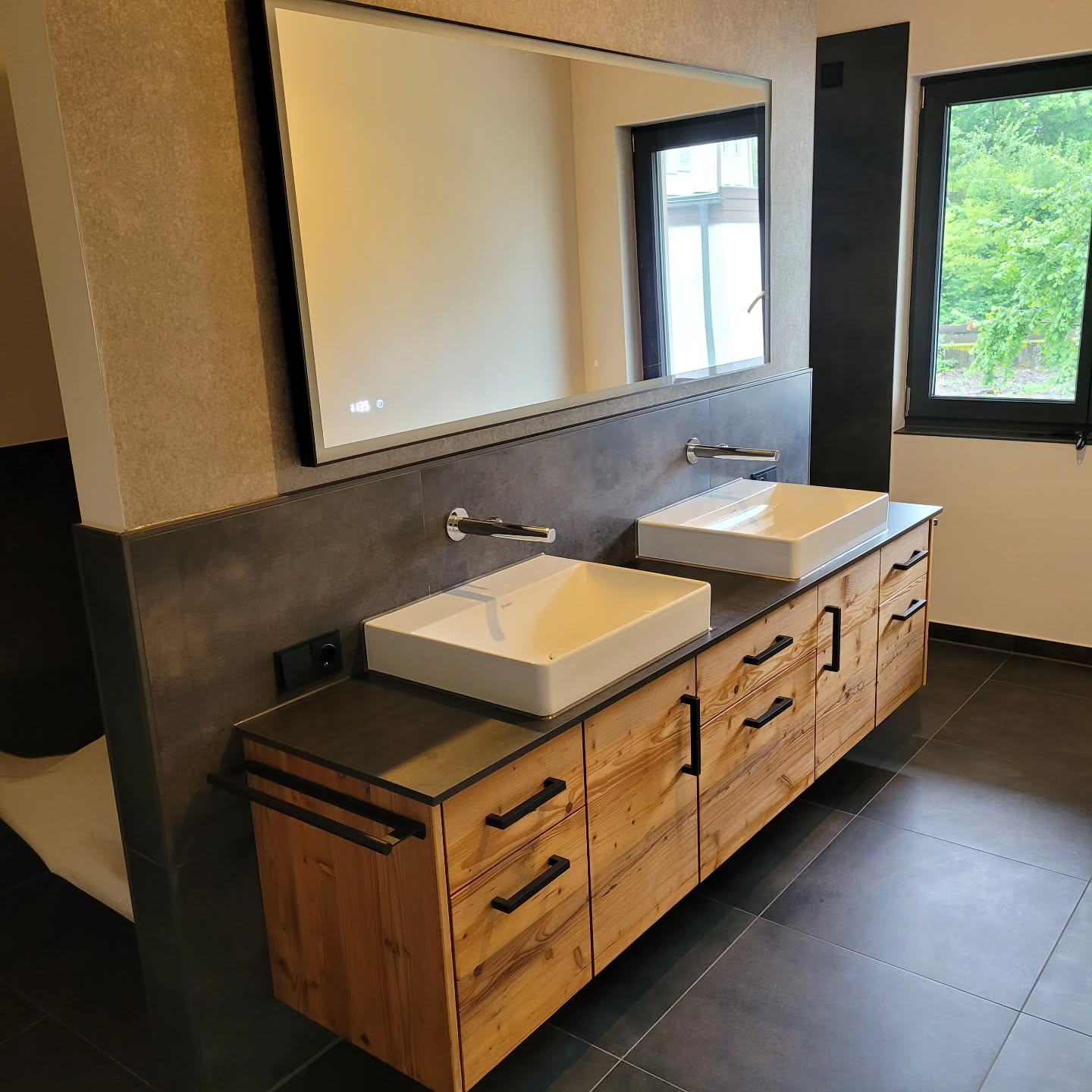 Badschrank aus Altholz geölt mit Steinplatte