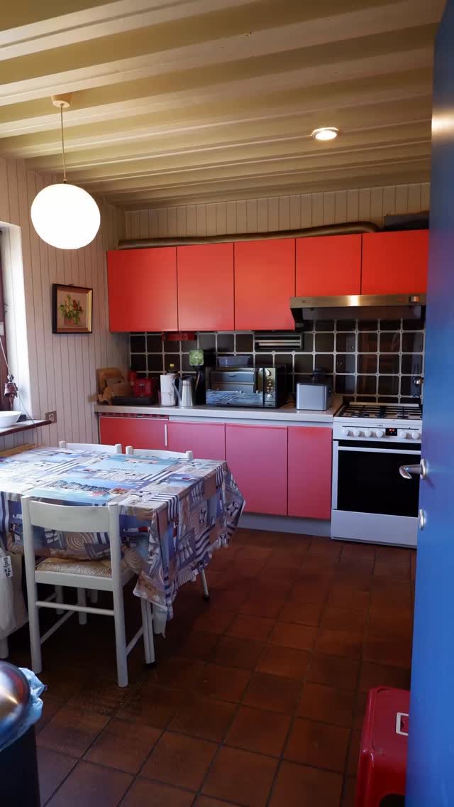 Mes clients avaient une envie claire :
Une cuisine plus moderne, plus lumineuse, avec du rangement et surtout… plus de confort au quotidien ✨
Mais pas question d’effacer les souvenirs…
Cette cuisine, c’était celle de la maison des parents de Monsieur. 🏡
Elle datait des années 80. Authentique, mais plus du tout adaptée à leurs quotidien.
Alors en me basant sur leurs envies, j’ai tout repensé.
✨ Plus de lumière
✨ Plus de rangements
✨ Ouverture de la pièce
Aujourd’hui, la cuisine respire.
Elle a gardé l’âme d’hier, mais elle est prête pour une nouvelle histoire.
Et eux, ils s’y sentent comme chez eux… mais en mieux 😉
—-
#architectedinterieur #architecteinterieur #belgique #décoratricedinterieur #rénovation #amenagementinterieur #bienetre #cuisine #cuisinemoderne