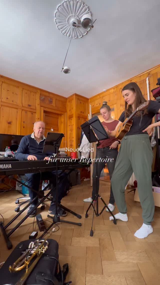So sieht es aus, wenn wir zum ersten Mal ein neues Lied ausprobieren.
#steidletrio #musikerfamilie #musik #music #herecomesthesun #thebeatles