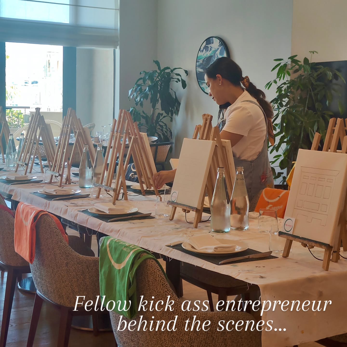 When you stop for lunch before a client meeting and you see a fellow entrepreneur prepping for their gig - and you can't help but sit in quiet admiration for what they have achieved regardless of setbacks. You Go chica!! @victoriaontherock @sipandpaintmalta