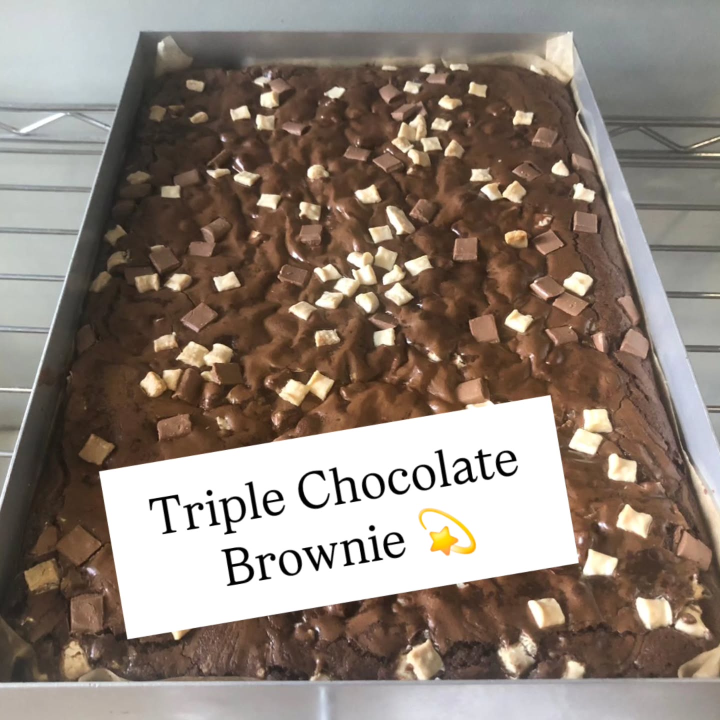 Triple Choc Brownie fresh from the oven & cooling down before slicing… 🍫🍫🍫
I’m away on a family break, but the lovely Layer’d team is holding the fort, sending lots of pictures— and baking up a storm 🌀
This one’s rich, fudgy, and fully loaded with dark chocolate, milk & white chocolate chunks.
Because one just isn’t enough ✨️
#layerd_cakes #eatgoodcake #eatbettercake #brownielove #triplechocbrownie #couverturechocolate #chocolatelovers #browniebox #yorkshirefoodanddrink #indiebusiness #instagood #instabake #realcakes #indiebakery #smallbatchbaking #teamlayerd