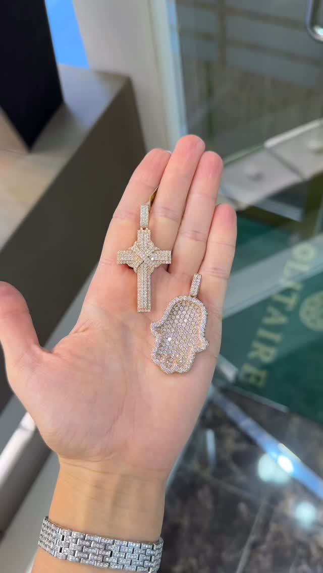 Ideas to upgrade your rose gold chain. Tag a friend!
#crosspendant #fatimapendant #hamsapendant #handoffatima #handoffatimapendant #rosegoldjewelry #antwerpjewelry