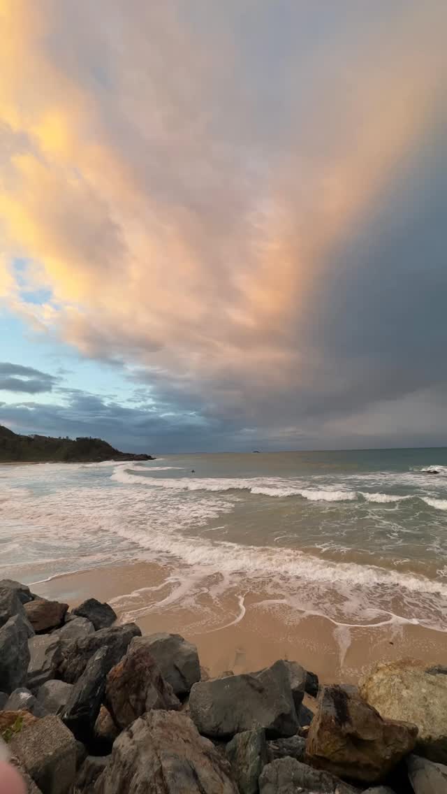 When nature decides to up the contrast and saturate the colours making it all come alive in front of our very eyes 😍
#nofilter #flynnsbeach #iloveportmacquarie
#portmacquarieartist