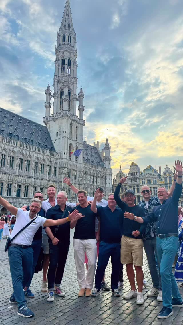 🎶🌍 TOMORROWLAND x MASTERMIND 🎉🔥
12 Unternehmer. 1 Vision:
Erleben. Austauschen. Wachsen.
Was passiert, wenn spannende Persönlichkeiten in einer ungezwungenen Atmosphäre zusammentreffen – irgendwo zwischen Deep Talk, Dancefloor und belgischem Dosenbier?
👉 Work-Life-Romance vom Feinsten.
Tomorrowland ist mehr als ein Musikfestival – es ist ein Meisterwerk des Erlebnis-Designs. Jeder Moment durchdacht, jeder Beat spürbar – und vor allem: Jede Musikrichtung dieser Welt hat eines gemeinsam: Sie verbindet.
Unsere Learnings:
1️⃣ Vom Erlebnis zum Ergebnis (frei nach der Bucketlist-Methode): Was wir gesehen, gehört und gespürt haben, war Inspiration pur – auf und abseits der Bühne. Nur selbst erlebbar.
2️⃣ Flexibilität schlägt Perfektion: Das wichtigste Kernelement des Festivals – die Mainstage – war abgebrannt. Nicht irgendeine Bühne. Und plötzlich stand alles auf der Kippe. Ob das Festival überhaupt stattfindet? Unklar → aber genau wie im Leben gilt: Umschichten statt aufgeben. Wir haben reagiert, adaptiert und das Beste draus gemacht. Vielleicht war es genau deshalb noch besser.
3️⃣ Austausch ist alles: Zwischenmenschlich. Unternehmerisch. Und manchmal auch im Strobo-Nebel.
4️⃣ Neue Blickwinkel & Freundschaften: entstanden nicht trotz, sondern wegen der Mischung aus Tiefgang und Leichtigkeit.
5️⃣ Gemeinsame Erlebnisse verbinden tiefer als jeder Smalltalk: Ob bei einem Glaserl Wein unter der alten Linde oder Gesprächen am Frühstückstisch – echte Verbindung entsteht nicht durch Rollen oder Titel, sondern durch geteilte Momente.
🙏🏻 DANKE an alle, die Teil dieser ganz besonderen Reise waren 🎥 Ein paar Einblicke gibt’s im Video – vielleicht spürt ihr ein bisschen was davon - es war in einem Wort: außer*gewöhnlich!
🫵❓Du möchtest 2026 mit dabei sein? Dann melde dich direkt bei @thomas.fleischanderl oder @stefan_suss
#Tomorrowland2025 #Mastermind #VomErlebnisZumErgebnis #WorkLifeRomance #ErlebnisseDieVerbinden #MusikVerbindet #GemeinsamWachsen #BusinessMitBeats #ErlebnisDesign #FestivalMindset #VerbindungStattVergleich #BucketlistSchmied #Bucketlist #Tomorrowland