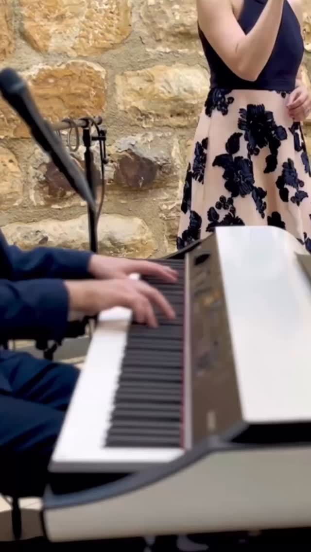 Songs of the Day – Trauung von Marina & Alex 💍✨
Am 19.7. durfte ich gemeinsam mit Daniel die musikalische Begleitung der Trauung von Marina und Alex übernehmen.
Zur Erinnerung – hier die Songs, die wir für die beiden gesungen und gespielt haben:
🎶 Einzug: All of Me – John Legend (am Piano: Daniel)
🎶 Nach dem Ja-Wort: Perfect – Ed Sheeran
🎶 Auszug: Marry You – Bruno Mars
Ein ganz besonderer Moment war das Ring Warming – ein Ritual, bei dem die Ringe durch die Hände der Eltern wanderten, begleitet von sanften Pianoklängen. Es war spürbar, wie sehr dieser Moment alle berührt hat.
Solche Augenblicke zeigen uns immer wieder, wie stark Musik Emotionen tragen kann – und wie dankbar wir sind, sie mitgestalten zu dürfen.
#songsoftheday #trauung #hochzeitssängerin #rebeccasammet #livemusikzurtrauung #weddingmusic #livegesang #weddinginspiration #ringwarming #emotionalmoments #livemusik #freietrauung