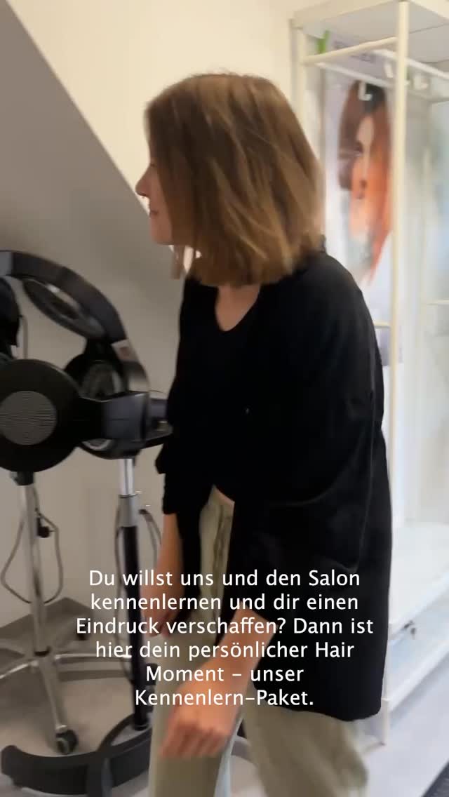 Dein persönlicher Hair Moment – das Kennenlern-Paket
Du willst uns und den Salon kennenlernen und dir einen Eindruck verschaffen?
Worum geht’s?
Ein exklusiver Termin, bei dem es um dich und dein Haar geht.
☕ Entspannt ankommen
💬 Persönliche Beratung
💆♀️ Pflegendes Waschritual
✨ Styling nach Wunsch
Zeit uns kennenzulernen – und dein Haar wird sich sofort besonders anfühlen.
Inhalte des Pakets:
Individuelle Haarberatung (Haartyp, Pflege, Ziele, Styling Routinen)
Entspannendes Waschen mit Kopfhautmassage
Pflegeritual mit hochwertigen Produkten
Professionelles Styling (Glätten, Föhnen, Wellen je nach Wunsch & Haarstruktur)
Kaffee / Tee & ruhige Atmosphäre
💰 Preis:
ab 30 € bis max. 60 € – je nach Zeit und Aufwand
Dauer: ca. 30–60 Minuten
Buche dir jetzt deinen Termin!
Wir freuen uns auf dich!
#hairstyling #kopfmassage #Beratung #Friseur #Haarpflege #emphaarthie #bymadeleinedoering
