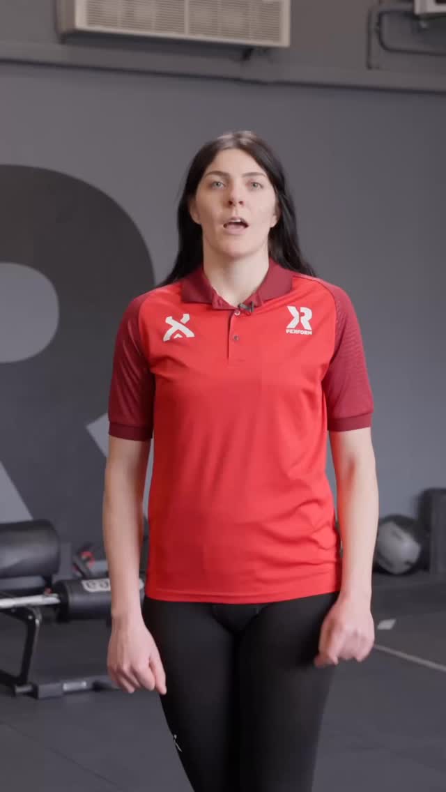 Il recupero è fondamentale per ogni atleta: permette al corpo di riparare i danni causati dall’allenamento e adattarsi agli stimoli fisici.
Il riposo non è un’opzione, ma parte integrante del percorso.
Oltre al sonno di qualità, è utile lavorare sulla microcircolazione.
Gli indumenti compressivi sono un grande alleato: migliorano il ritorno venoso, ritardano l’affaticamento, ossigenano i muscoli e riducono il rischio di infortuni.
Indossali durante o dopo l’allenamento per ottimizzare il recupero e migliorare la performance. Provare per credere!