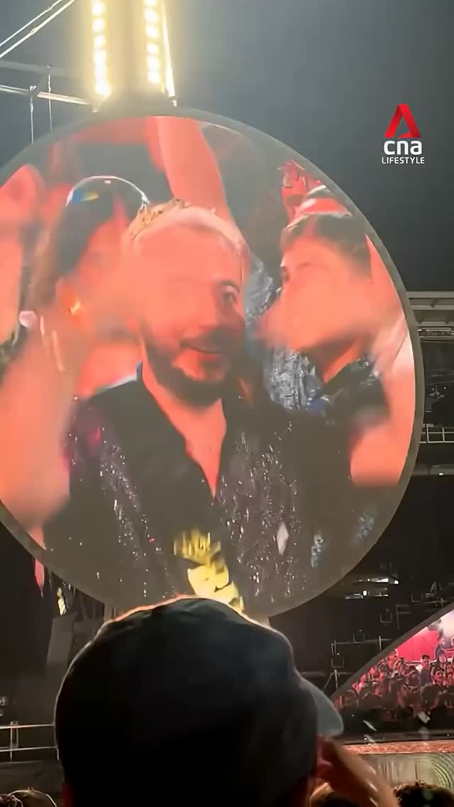 You can’t mix barrel-aged and hot honey #coldplay #chrismartin #astronomer #honey #myblazinhoney #bourbon