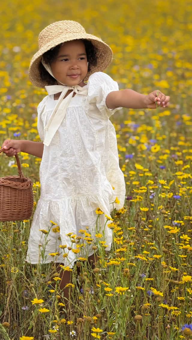 Viens, je t'emmène
Où les étoiles retrouvent la lune en secret
Viens, je t'emmène
Où le soleil le soir va se reposer
J'ai tellement fermé les yeux
J'ai tellement rêvé
Que j'y suis arrivée
#koreanfashion #babygiftideas #kidsclothes #babyclothes #girlsdressesonline #newbornbaby
