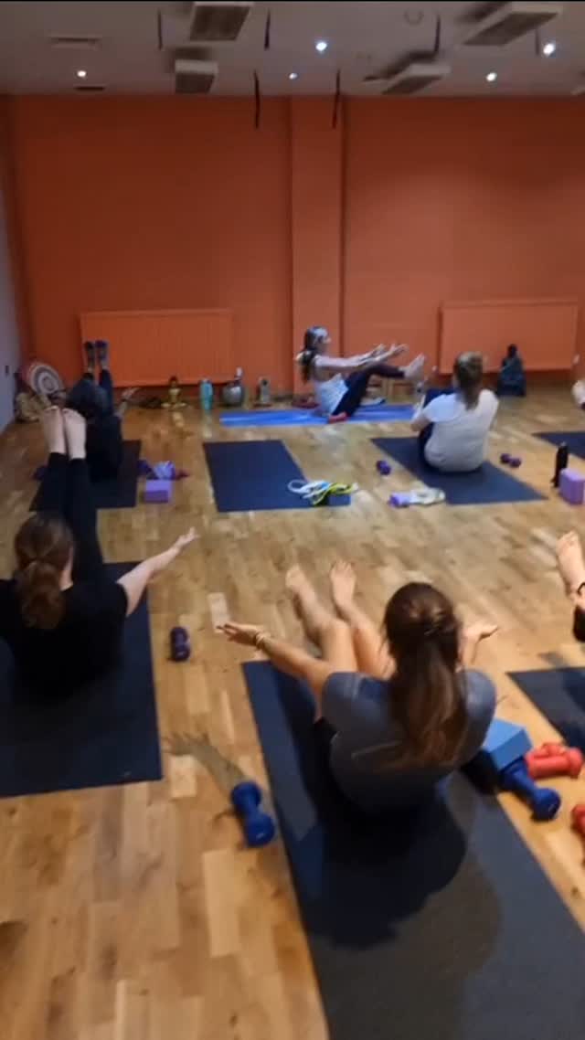 "Yogalates " is a combination of strength training with weights and resistance bands, classical mat based Pilates moves, together with deep Yoga stretches 💪💪🧘🧘
Classes are taught by studio owner Paula @theeverywhereyogi Every Wednesday morning at 9am and Thursday evening at 6pm ...
To book visit www.wellbeing-warehouse.com
#yoganewmarket #yogateacher #pilatesreformer #pilateseveryday#strengthandstability #suffolkyogastudio #strength #pilatesnewmarket